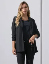 Blazer negro de crepe marca Dictionary, con cuello con solapa y abertura central. Delantera con bolsillos, manga ¾ fruncida y forro interno.