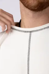 Musculosa color crudo de algodón estilo sudadera, corte oversize, con costuras verticales visibles en el frente y ruedo.