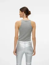 Musculosa gris de punto canalé con cuello redondo y sisas anchas.