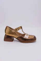 Zapato Mary Jane de cuero color bronce y dorado, con puntera redondeada, tira sobre el empeine con hebilla y tacón cuadrado.