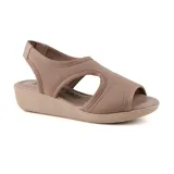 Sandalia de mujer color beige, con plataforma baja y tira ancha sobre el empeine con aberturas laterales.