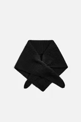 Pañoleta triangular de punto color negro, tejida en hilatura de algodón.