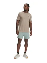 Short deportivo Under Armour Woven 6in, color verde agua, con logo negro en la pierna izquierda y cierre lateral en el ruedo. Confeccionado en tejido ligero, duradero y de secado rápido.