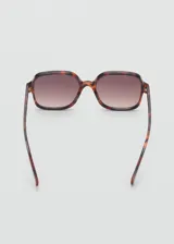 Lentes de sol cuadrados con montura de carey y lentes degradadas marrones.