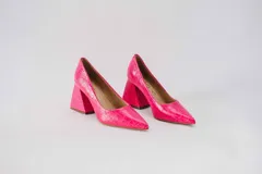 Zapato de tacón color naranja con textura croco, punta fina y tacón cuadrado forrado en cuero. Modelo Felicia New de cuero.