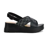 Sandalias color beige con plataforma y tiras cruzadas, una lisa y otra tejida en tonos beige, blanco y dorado.