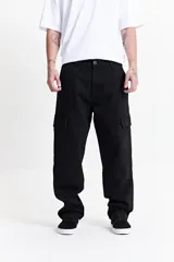 Pantalón cargo negro de corte recto, con tiro medio, bolsillos laterales con solapa y trabillas para cinturón.