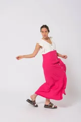 Vestido largo de morley color fucsia y top blanco, con botones frontales y volados en las mangas.