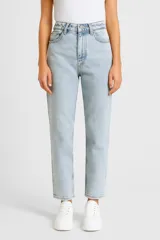 Pantalón de jean celeste claro, de corte recto y tiro alto.