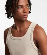 Musculosa de hombre color beige, de algodón acanalado, sin estampa y con cuello redondo.