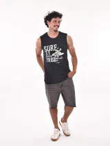 Musculosa negra con estampado de un esqueleto surfeando y la frase "Sure is a way to be free".