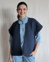 Chaleco azul marino de tejido de punto acanalado, sin mangas y con cuello redondo.