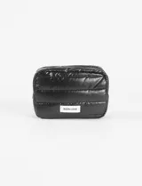 Estuche negro acolchado con cierre superior y etiqueta blanca con la inscripción "BEEN LOVE".