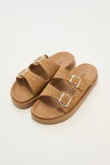 Sandalias marrones con dos tiras horizontales con hebillas plateadas y tachas pequeñas.