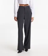 Pantalón de vestir gris oscuro, de corte recto, con bolsillos laterales y botón en la cintura.