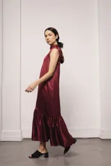 Vestido largo y amplio con cuello alto y mangas cortas abullonadas. Diseño a rayas verticales en tonos dorado y gris. Incluye viso liso al tono.