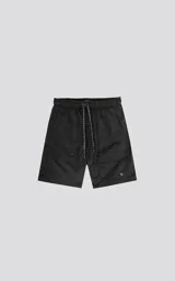 Bermuda negra de tela liviana con cintura elastizada, cordón de ajuste y bolsillos laterales y traseros.