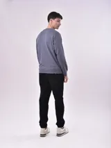 Buzo azul con estampa frontal con la frase "Be the change you wish to see".