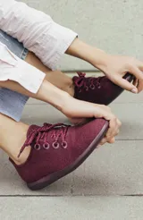 Zapatillas blancas de lana merino, diseño minimalista y atemporal, sin género y para todas las edades. Capellada y forro de lana merino, suela de EVA.