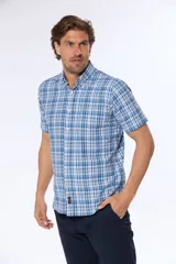 Camisa de manga corta con estampado a cuadros azules y blancos. Confeccionada en Uruguay.