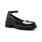 Zapato de charol negro con correa al tobillo, punta redondeada y plataforma con suela track.