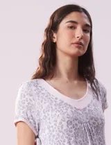 Camisón corto de tejido soft con estampado de rosas azules, escote redondo con ribete gris y mangas cortas.