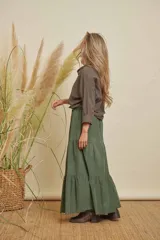 Pollera larga verde con volados y diseño escalonado.