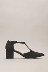 Zapato de vestir negro de cuero, con punta fina, tira en forma de T y hebilla lateral.