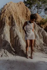 Top tejido al crochet color negro, con capucha integrada y diseño artesanal.