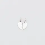 Dije de plata 925 con forma de corazón partido en dos mitades, cada una con un aro para colgar.