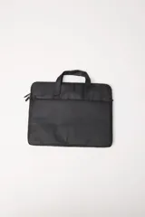 Funda porta laptop color negro con cierre y manija de agarre. Ideal para transportar y proteger tu laptop.