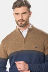 Buzo de lana con diseño a rayas horizontales en tonos marrón, gris y azul. Tiene cuello alto con medio cierre y logo bordado en el pecho.