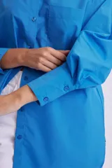 Camisa oversize de manga larga, con diseño clásico y un bolsillo en el pecho.