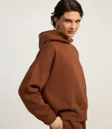 Buzo negro de algodón con forro de polar, cuello con capucha y mangas largas.