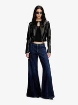 Pantalón de jean acampanado de tiro bajo, color azul oscuro, con bolsillos delanteros y traseros.