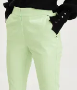 Pantalón de vestir color verde claro, de corte recto, con bolsillos laterales y traseros.