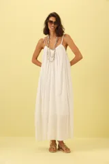 Vestido largo blanco de breteles finos con escote recto y corte amplio.