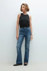 Pantalón de jean azul medio, corte bootcut.