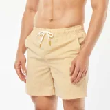 Short de baño color beige con rayas verticales finas color mostaza, cintura elástica con cordón ajustable y bolsillos laterales.