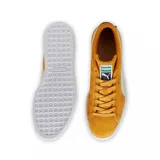 Championes Puma Suede Classic de gamuza color verde con franja lateral blanca y suela de goma blanca.