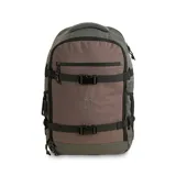 Mochila de 28 litros color gris y marrón, fabricada con tejido antidesgarro de residuos plásticos reciclados.