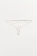 Tanga de encaje negro con tiro medio y cintura elástica.