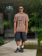 Remera de jersey con efecto teñido y corte holgado. Presenta una estampa frontal con el texto 'Sunset Lover' y 'You're my last sunburn' en color verde.