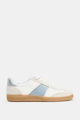 Zapatillas deportivas blancas con detalles en celeste y suela color caramelo.