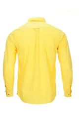 Camisa amarilla de algodón orgánico, manga larga con botones de madera, cuello italiano, calce regular, bolsillo de pecho con logo bordado.