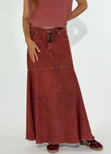 Pollera larga de jean color terracota, corte acampanado y diseño con paneles.