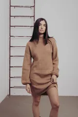 Vestido corto tejido de punto color fucsia, con cuello alto y mangas globo.