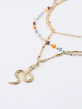 Collar dorado de tres cadenas con cuentas de colores y dije de serpiente.