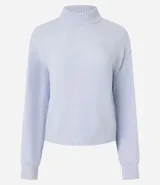 Buzo suéter de chenille color blanco, con cuello alto y rib en puños, cuello y bajo.