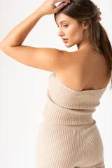 Musculosa color beige de tejido acanalado, corte crop top y sin mangas.